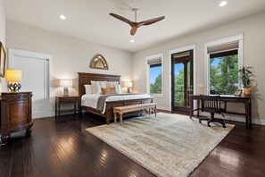 4 quartos, escrivaninha, ferros/tábuas de passar roupa