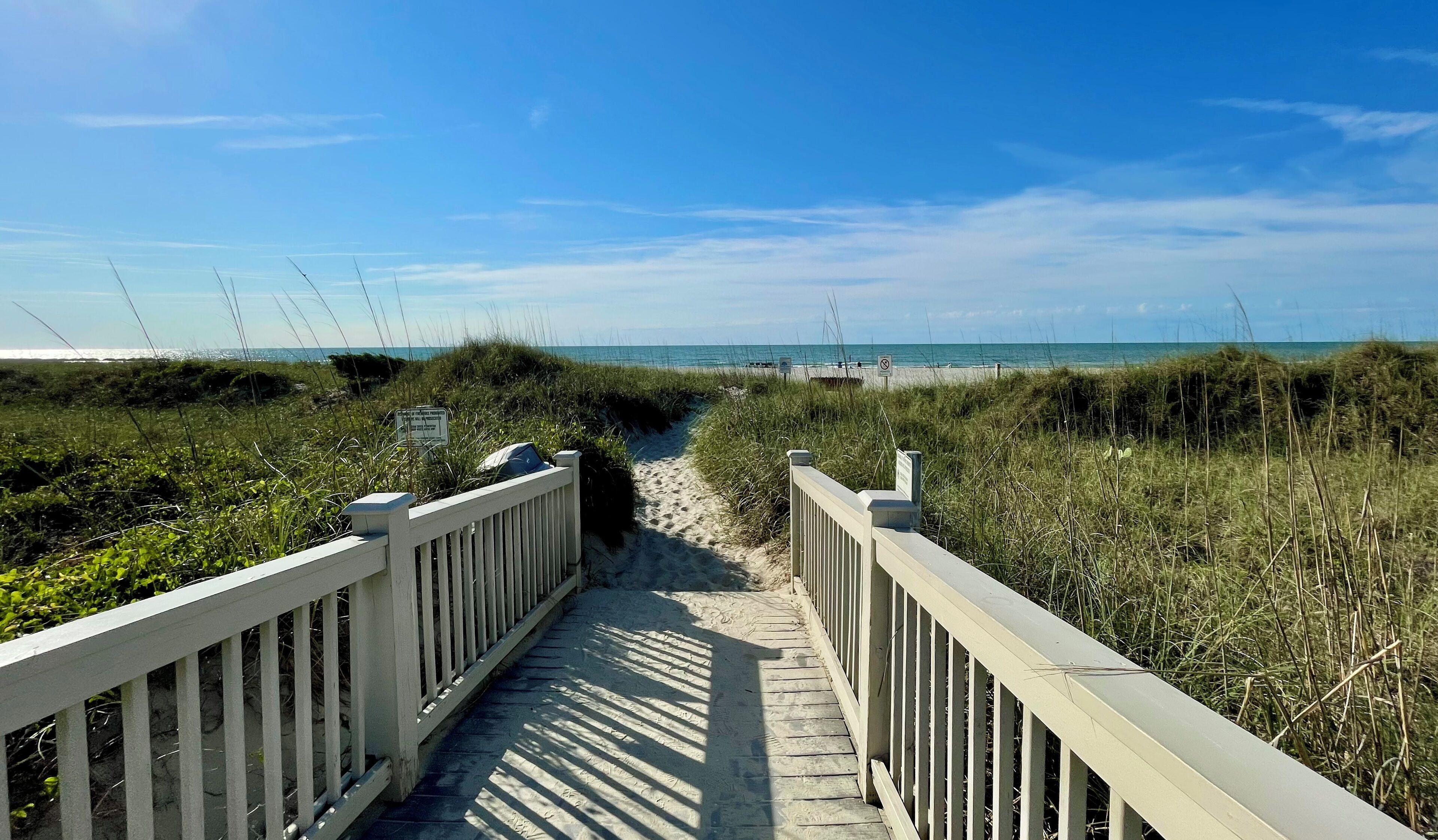 Una spiaggia nelle vicinanze, lettini da mare