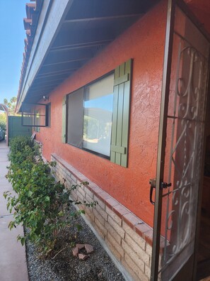 Exterior detail - Charming 1-bedroom cottage with AC, WiFi in pleasant Borrego Springs. (Borrego Springs)