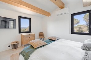 4 bedrooms, iron/ironing board, WiFi, bed sheets - Luxurious villa with vineyard views, swimming pool and petanque court (Gassin)