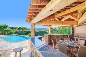 Outdoor dining - Luxurious villa with vineyard views, swimming pool and petanque court (Gassin)