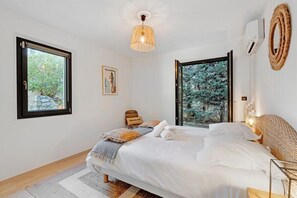 4 bedrooms, iron/ironing board, WiFi, bed sheets