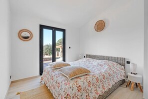 4 bedrooms, iron/ironing board, WiFi, bed sheets - Luxurious villa with vineyard views, swimming pool and petanque court (Gassin)