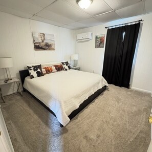 2 dormitorios, tabla de planchar con plancha, cuna de viaje