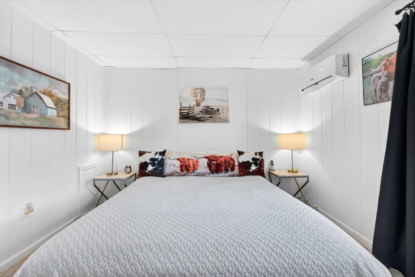 2 室のベッドルーム、デスク、アイロン / アイロン台、旅行用ベビーベッド