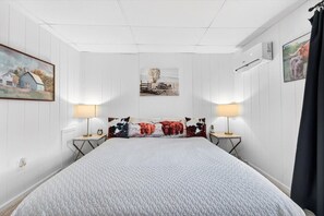 2 bedrooms, desk, iron/ironing board, travel cot