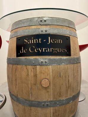 Un barril de madera con una banda metálica y una etiqueta negra que dice "Saint-Jean de Ceyrargues".