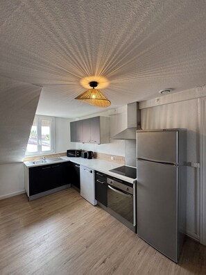 Réfrigérateur, micro-ondes, four, plaque de cuisson