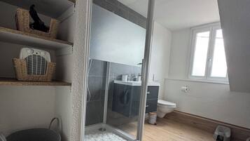 Een douche, een haardroger, handdoeken, zeep