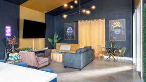 Hus, 4 soverom, terrasse, bassengutsikt | Oppholdsområde