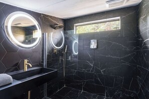 Hus - 4 sovrum - uteplats - utsikt mot poolen | Badrum | Gratis toalettartiklar, hårtork, handdukar och tvål