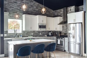 House, 4 Bedrooms, Patio, Pool View | Private kitchen