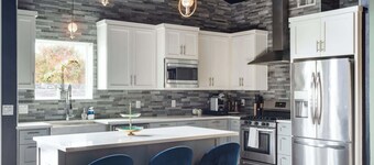 Heated Pool Haven w Hot Tub 3 min to DT