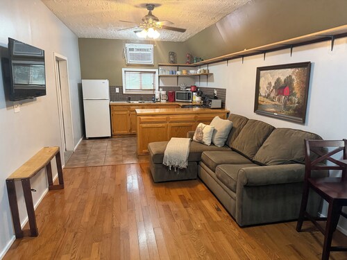 Secluded Cottage on 13 wooded acres – 10 min to UA