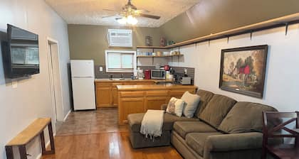 Secluded Cottage on 13 wooded acres – 10 min to UA