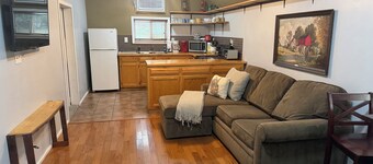 Secluded Cottage on 13 wooded acres – 10 min to UA