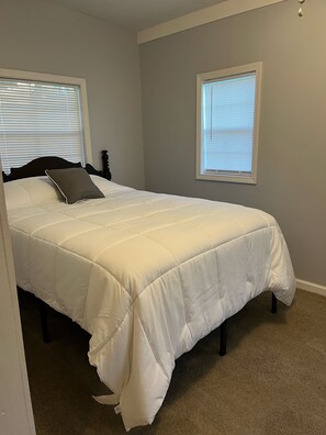 2 bedrooms, iron/ironing board, free WiFi, bed sheets - Private Cottage - 13 wooded acres – 10 min to UA (Northport)