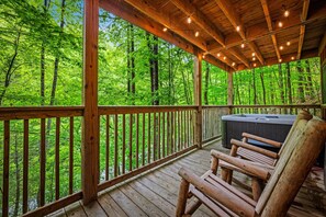 Outdoor spa tub - Secluded Cabin Near Dollywood with Hot Tub, Pool Table, Peace, Comfort & Privacy (Pigeon Forge)