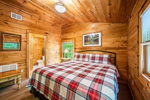 2 bedrooms, desk, WiFi, bed sheets - Secluded Cabin Near Dollywood with Hot Tub, Pool Table, Peace, Comfort & Privacy (Pigeon Forge)