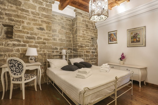 2 chambres, fer et planche à repasser, Wi-Fi, draps fournis