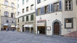 A cobblestone street with a restaurant named "Ristorante" and a bakery "Bar Pizzeria".
