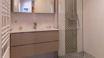 Een douche, een haardroger, handdoeken