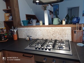 Frigorifero, forno, piano cottura, lavastoviglie