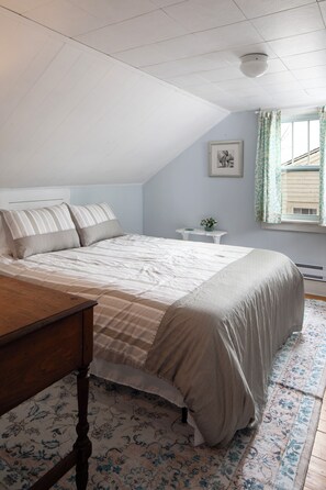 2 bedrooms, desk, travel cot, free WiFi