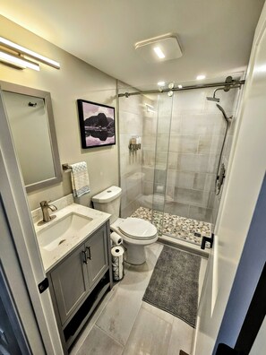 Een douche, een haardroger, handdoeken, zeep