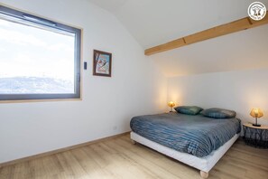5 habitaciones, tabla de planchar con plancha y cuna de viaje 