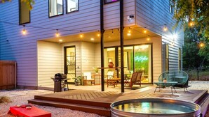 A modern house with a covered patio, outdoor seating, and a hot tub. - Eastside House Supreme 6 Min Drive to DT (Austin)
