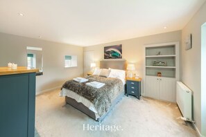 1 bedroom, desk, WiFi