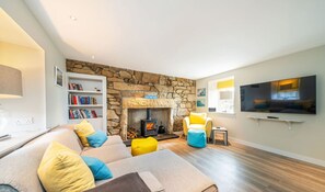 Una televisión, una chimenea