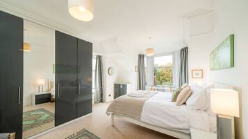 5 bedrooms, iron/ironing board, WiFi