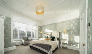 5 bedrooms, desk, WiFi