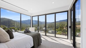 6 bedrooms, desk, iron/ironing board, travel crib