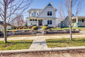 Exterior - Spacious 5-bedroom house with hot tub and theatre room in charming South Bend (South Bend)