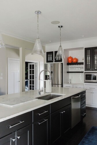 Spacious 5-bedroom house with hot tub and theatre room in charming South Bend