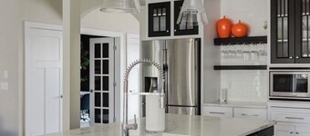 Spacious 5-bedroom house with hot tub and theatre room in charming South Bend