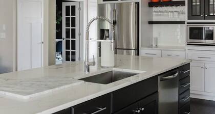 Spacious 5-bedroom house with hot tub and theatre room in charming South Bend