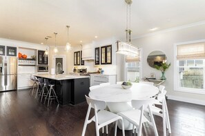 Dining - Spacious 5-bedroom house with hot tub and theatre room in charming South Bend (South Bend)