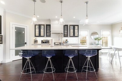 Spacious 5-bedroom house with hot tub and theatre room in charming South Bend