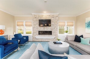 Smart TV - Spacious 5-bedroom house with hot tub and theatre room in charming South Bend (South Bend)