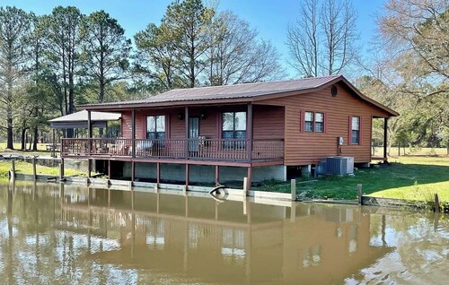 Charming 2-bedroom cabin with AC, WiFi in serene Jamesville