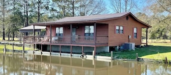 Charming 2-bedroom cabin with AC, WiFi in serene Jamesville