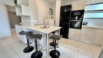 Køleskab, mikrobølgeovn, ovn, kogeplade