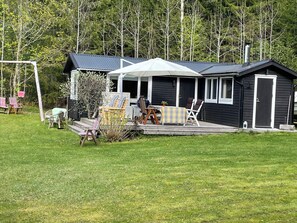 Terrace/patio - Cottage, private beach, boat and sauna outside Gränna (Jönköpings län)