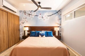 1 habitación, escritorio, tabla de planchar con plancha y cuna de viaje 