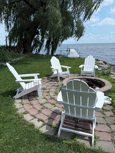 Discover the Perfect Lake House Getaway on Lake Winnebago in Oshkosh!