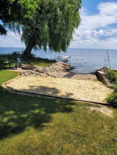 Discover the Perfect Lake House Getaway on Lake Winnebago in Oshkosh!